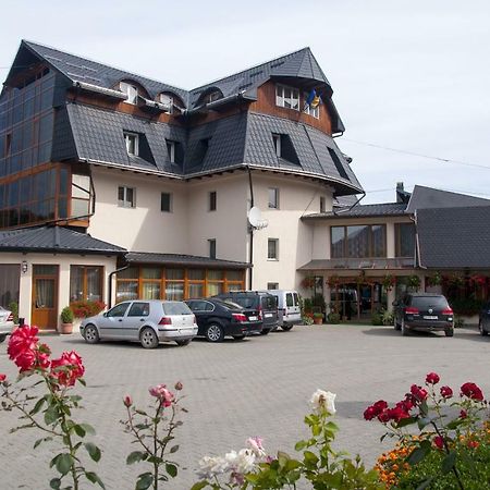 Hotel Cosmos Câmpulung Moldovenesc エクステリア 写真