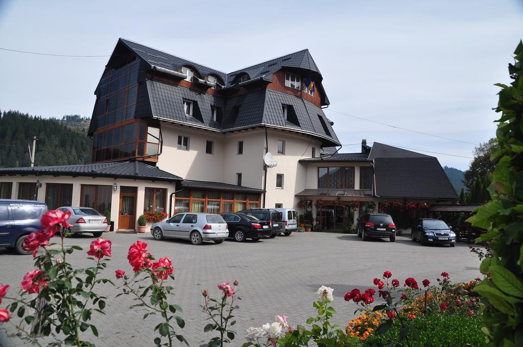 Hotel Cosmos Câmpulung Moldovenesc エクステリア 写真