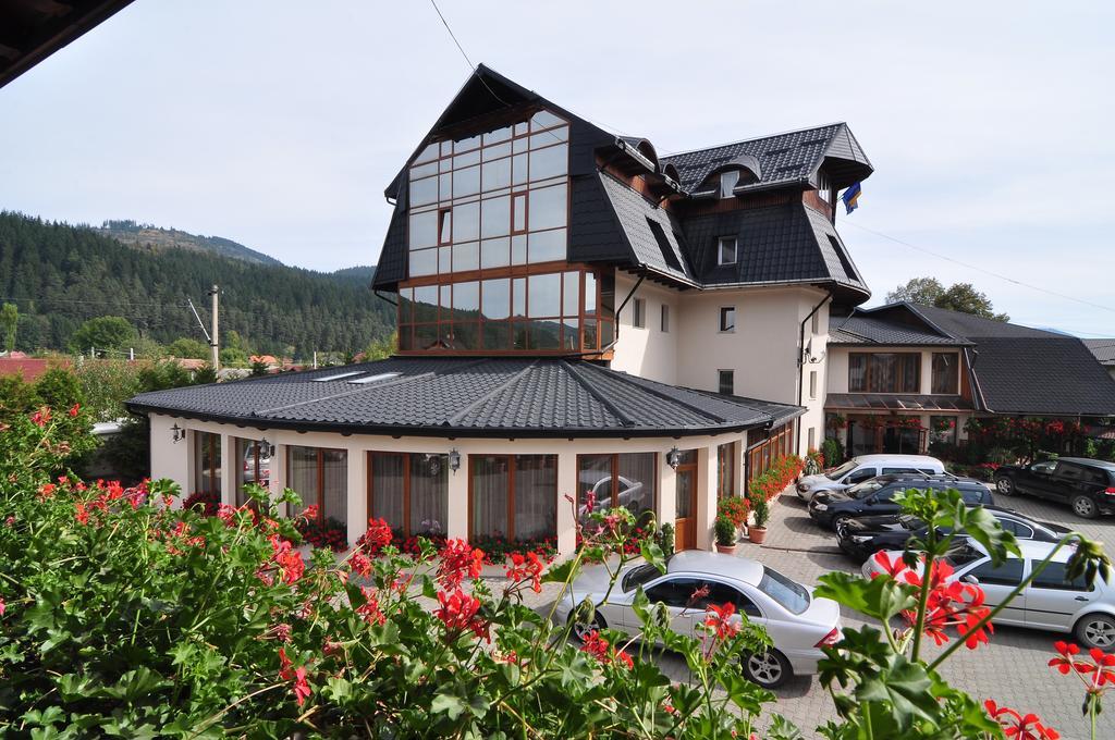 Hotel Cosmos Câmpulung Moldovenesc エクステリア 写真