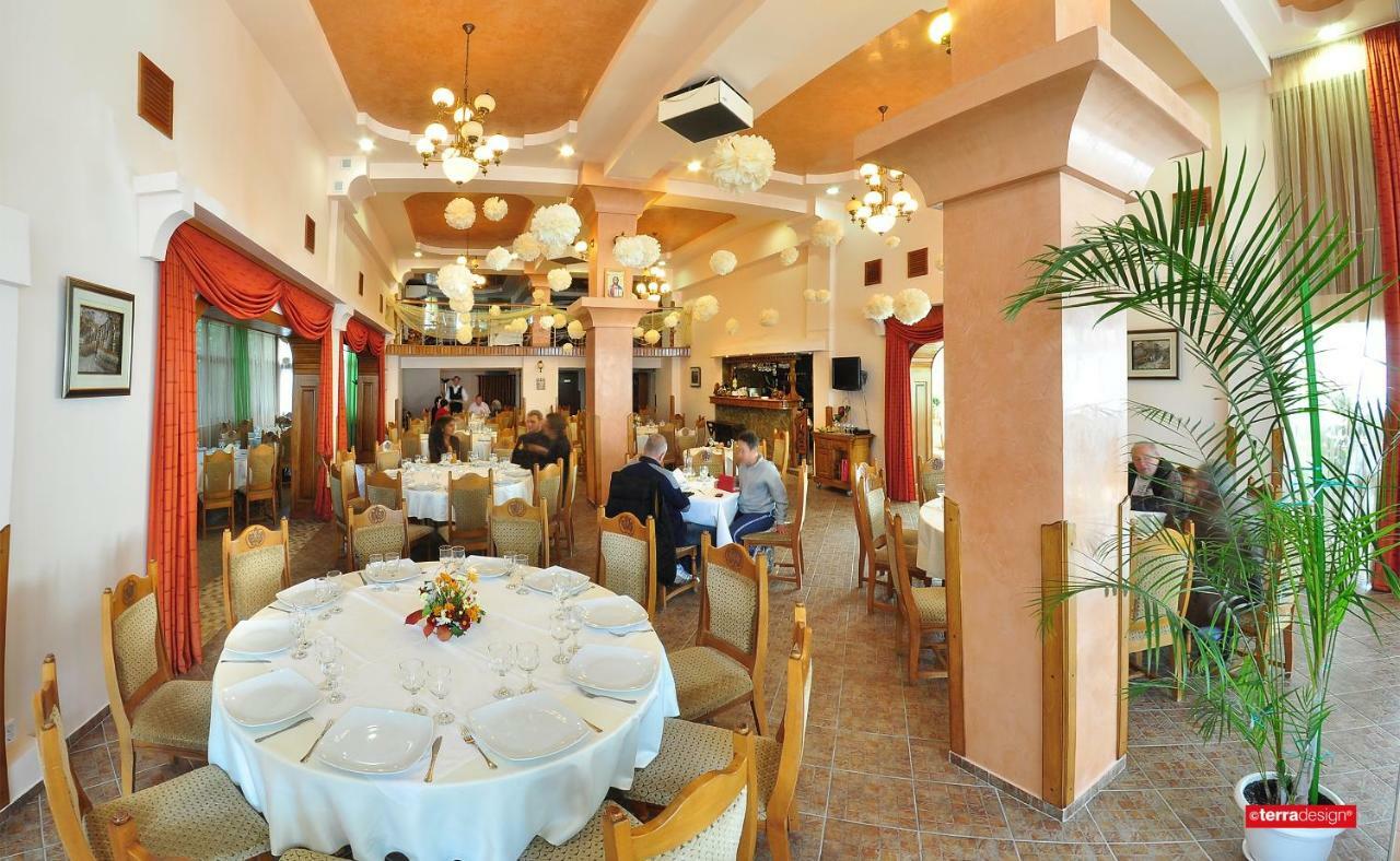 Hotel Cosmos Câmpulung Moldovenesc エクステリア 写真