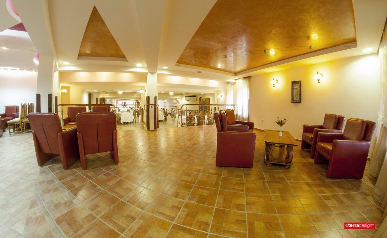 Hotel Cosmos Câmpulung Moldovenesc エクステリア 写真