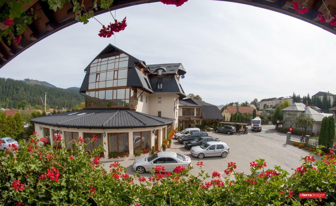 Hotel Cosmos Câmpulung Moldovenesc エクステリア 写真