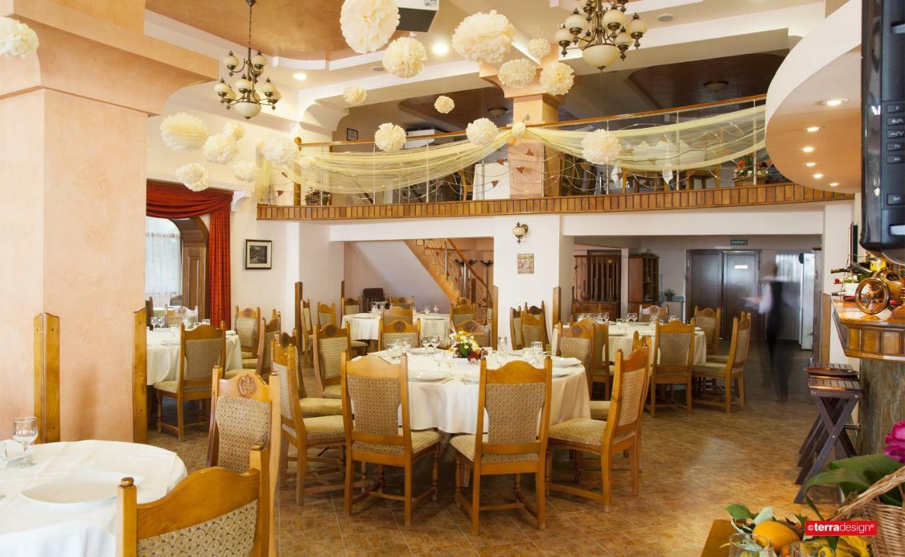 Hotel Cosmos Câmpulung Moldovenesc エクステリア 写真