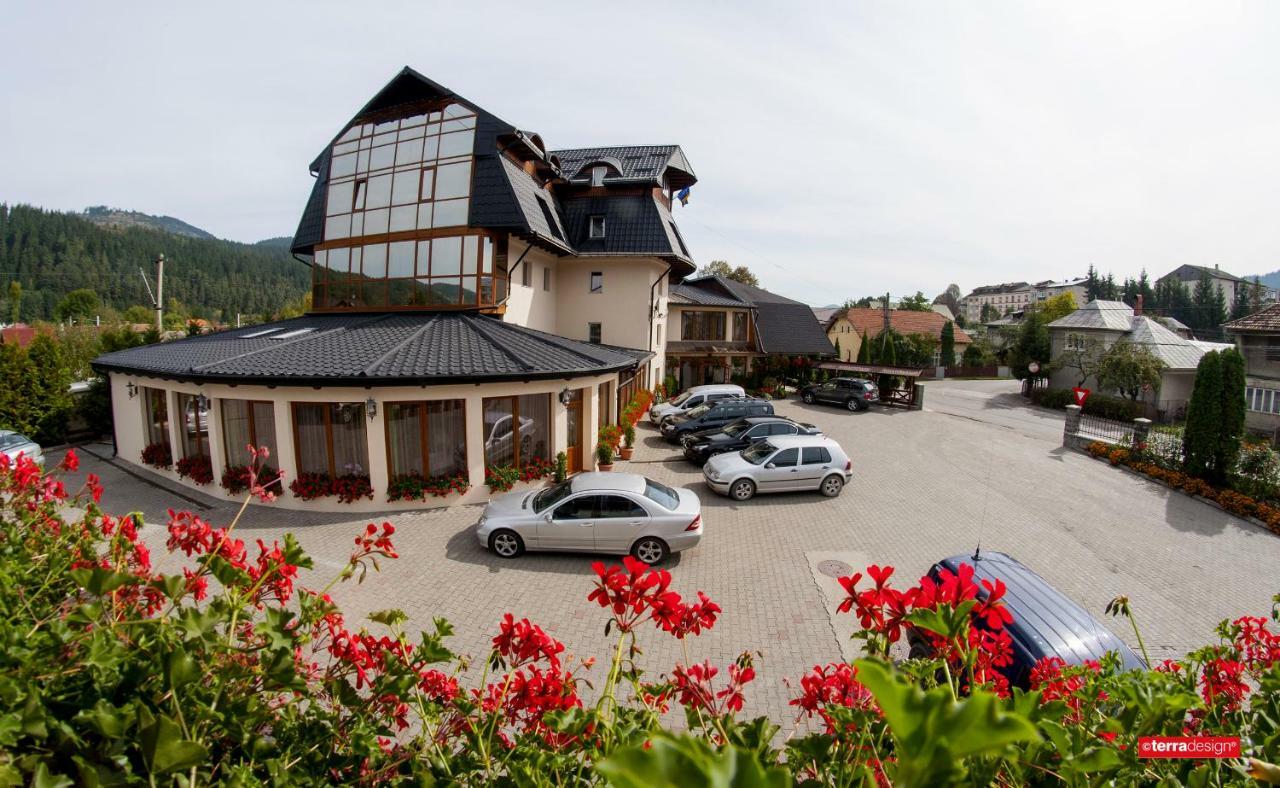 Hotel Cosmos Câmpulung Moldovenesc エクステリア 写真