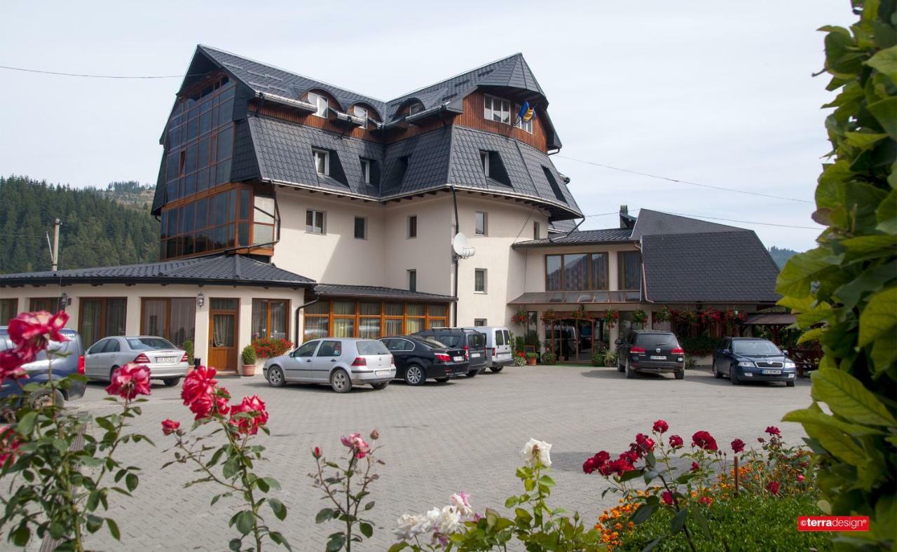 Hotel Cosmos Câmpulung Moldovenesc エクステリア 写真