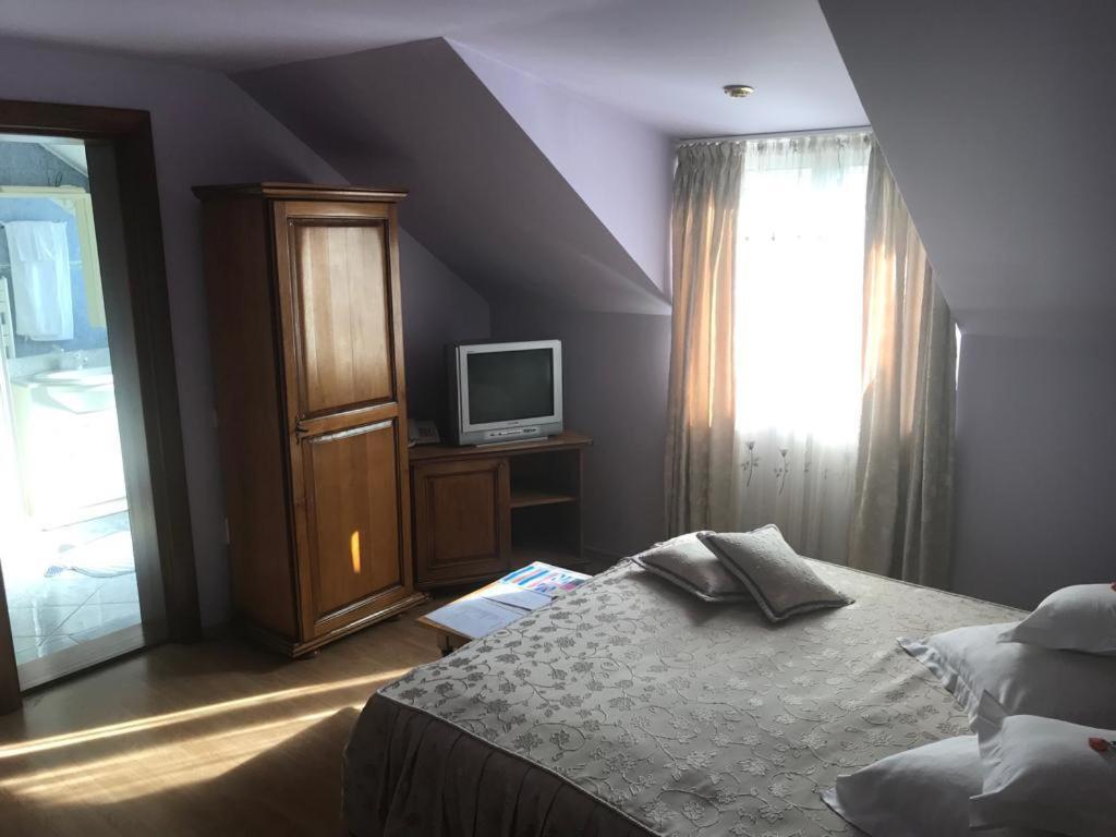 Hotel Cosmos Câmpulung Moldovenesc エクステリア 写真