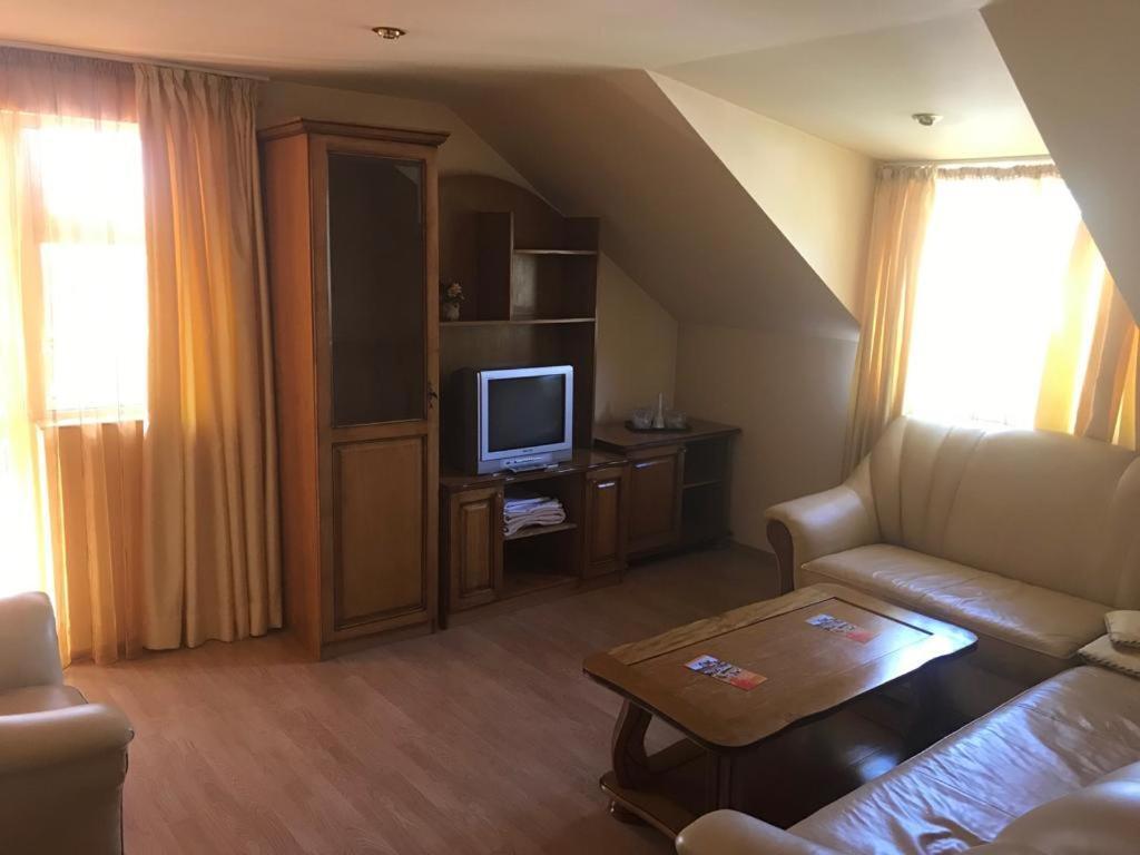 Hotel Cosmos Câmpulung Moldovenesc エクステリア 写真